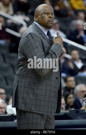 Washington, DC, USA. 3 Dez, 2018. 20181203 - Georgetown Head Coach Patrick Ewing leitet sein Team gegen Liberty University in der ersten Hälfte in der Hauptstadt zu einer Arena in Washington. Credit: Chuck Myers/ZUMA Draht/Alamy leben Nachrichten Stockfoto