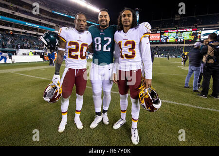 Philadelphia, Pennsylvania, USA. 3 Dez, 2018. Philadelphia Eagles tight end Richard Rodgers (82) wirft mit Washington Redskins zurück laufen Rob Kelley (20) und Wide Receiver Maurice Harris (13) Während die NFL Spiel zwischen den Washington Redskins und die Philadelphia Eagles am Lincoln Financial Field in Philadelphia, Pennsylvania. Die Philadelphia Eagles gewonnen 28-13. Christopher Szagola/CSM/Alamy leben Nachrichten Stockfoto