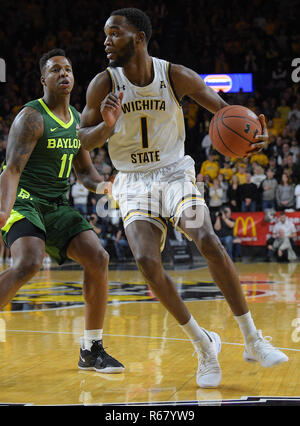 Wichita, Kansas, USA. 01 Dez, 2018. Wichita Zustand Shockers vorwärts Markis McDuffie (1) übernimmt den Ball während der NCAA Basketball Spiel zwischen der Baylor Bears und die Wichita State Shockers an Charles Koch Arena in Wichita, Kansas. Kendall Shaw/CSM/Alamy leben Nachrichten Stockfoto