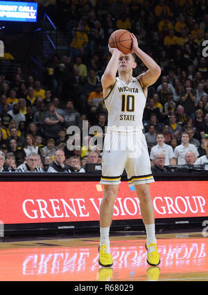 Wichita, Kansas, USA. 01 Dez, 2018. Wichita Zustand Shockers guard Erik Stevenson (10) schießt den Ball während der NCAA Basketball Spiel zwischen der Baylor Bears und die Wichita State Shockers an Charles Koch Arena in Wichita, Kansas. Kendall Shaw/CSM/Alamy leben Nachrichten Stockfoto