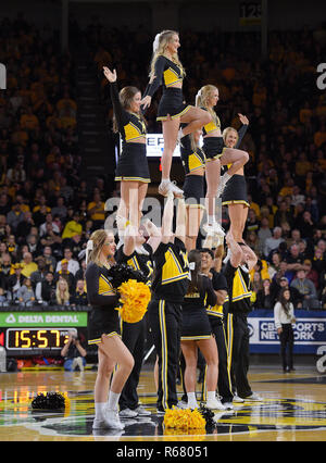 Wichita, Kansas, USA. 01 Dez, 2018. Wichita Zustand Shockers Cheerleadern führen in ein Timeout bei der NCAA Basketball Spiel zwischen der Baylor Bears und die Wichita State Shockers an Charles Koch Arena in Wichita, Kansas. Kendall Shaw/CSM/Alamy leben Nachrichten Stockfoto