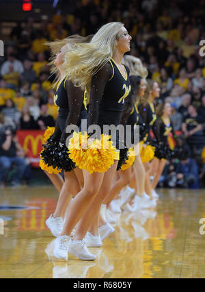 Wichita, Kansas, USA. 01 Dez, 2018. Wichita Zustand Shockers Cheerleadern führen in ein Timeout bei der NCAA Basketball Spiel zwischen der Baylor Bears und die Wichita State Shockers an Charles Koch Arena in Wichita, Kansas. Kendall Shaw/CSM/Alamy leben Nachrichten Stockfoto