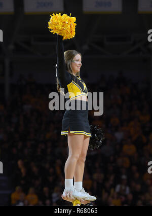 Wichita, Kansas, USA. 01 Dez, 2018. Wichita Zustand Shockers Cheerleadern führen in ein Timeout bei der NCAA Basketball Spiel zwischen der Baylor Bears und die Wichita State Shockers an Charles Koch Arena in Wichita, Kansas. Kendall Shaw/CSM/Alamy leben Nachrichten Stockfoto