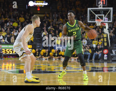 Wichita, Kansas, USA. 01 Dez, 2018. Baylor Bears guard Devonte Bandoo (2) übernimmt den Ball während der NCAA Basketball Spiel zwischen der Baylor Bears und die Wichita State Shockers an Charles Koch Arena in Wichita, Kansas. Kendall Shaw/CSM/Alamy leben Nachrichten Stockfoto