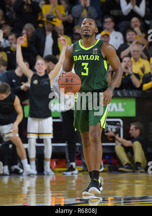 Wichita, Kansas, USA. 01 Dez, 2018. Baylor Bears guard König McClure (3) übernimmt den Ball während der NCAA Basketball Spiel zwischen der Baylor Bears und die Wichita State Shockers an Charles Koch Arena in Wichita, Kansas. Kendall Shaw/CSM/Alamy leben Nachrichten Stockfoto