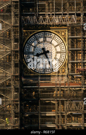 London, Großbritannien. 4. Dez, 2018. Der Palast von Westminster und Big Ben Clock Tower gebadet in der goldenen Sonne als Mitglieder des Parlaments vorbereiten, in den nächsten 5 Tagen auf der Brexit Deal, der von den 27 Staats- und Regierungschefs der Europäischen Union Credit gebilligt wurde zu diskutieren: Amer ghazzal/Alamy leben Nachrichten Stockfoto