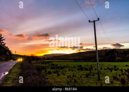 Ardara, County Donegal, Irland. 4. Dezember 2018. Sonnenaufgang an einem kalten Winter nach Übernachtung Niederschlag. Credit: Richard Wayman/Alamy leben Nachrichten Stockfoto