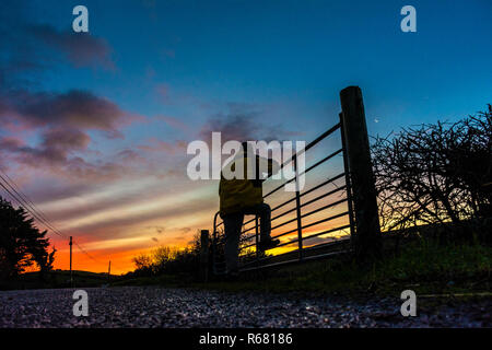 Ardara, County Donegal, Irland. 4. Dezember 2018. Sonnenaufgang an einem kalten Winter nach Übernachtung Niederschlag. Credit: Richard Wayman/Alamy leben Nachrichten Stockfoto