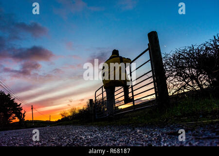 Ardara, County Donegal, Irland. 4. Dezember 2018. Sonnenaufgang an einem kalten Winter nach Übernachtung Niederschlag. Credit: Richard Wayman/Alamy leben Nachrichten Stockfoto