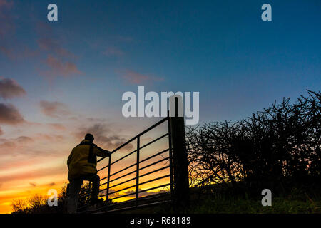 Ardara, County Donegal, Irland. 4. Dezember 2018. Sonnenaufgang an einem kalten Winter nach Übernachtung Niederschlag. Credit: Richard Wayman/Alamy leben Nachrichten Stockfoto