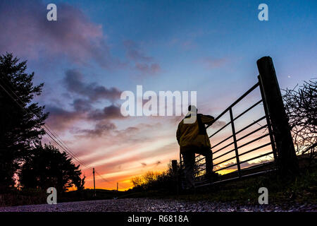 Ardara, County Donegal, Irland. 4. Dezember 2018. Sonnenaufgang an einem kalten Winter nach Übernachtung Niederschlag. Credit: Richard Wayman/Alamy leben Nachrichten Stockfoto