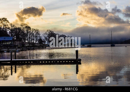 Einen kalten und frostigen Morgen über Windermere im Lake District, von Waterhead, Ambleside, Cumbria, Großbritannien. 4. Dez, 2018. Stockfoto