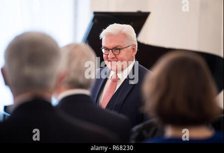 Berlin, Deutschland. 04 Dez, 2018. Bundespräsident Dr. Frank-Walter Steinmeier kommt zum Schloss Bellevue für die Verleihung des Verdienstordens der Bundesrepublik Deutschland. Unter dem Motto "Zukunft braucht Erinnerung", Bundespräsident Steinmeier Insgesamt 14 Frauen und 14 Männer für ihr herausragendes Engagement für die Kultur des Erinnerns und Gedenkens in Deutschland mit dem Bundesverdienstkreuz anlässlich des Ehrenamt Tag geehrt. Quelle: Bernd von Jutrczenka/dpa/Alamy leben Nachrichten Stockfoto