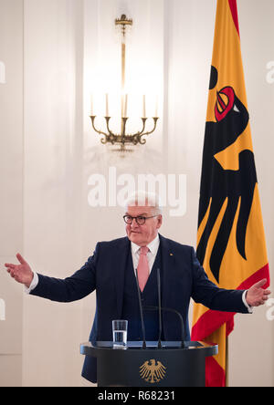 Berlin, Deutschland. 04 Dez, 2018. Bundespräsident Dr. Frank-Walter Steinmeier spricht anlässlich der Verleihung des Verdienstordens der Bundesrepublik Deutschland im Schloss Bellevue. Unter dem Motto "Zukunft braucht Erinnerung", Bundespräsident Steinmeier Insgesamt 14 Frauen und 14 Männer für ihr herausragendes Engagement für die Kultur des Erinnerns und Gedenkens in Deutschland mit dem Bundesverdienstkreuz anlässlich des Ehrenamt Tag geehrt. Quelle: Bernd von Jutrczenka/dpa/Alamy leben Nachrichten Stockfoto