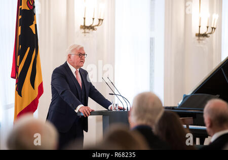 Berlin, Deutschland. 04 Dez, 2018. Bundespräsident Dr. Frank-Walter Steinmeier spricht anlässlich der Verleihung des Verdienstordens der Bundesrepublik Deutschland im Schloss Bellevue. Unter dem Motto "Zukunft braucht Erinnerung", Bundespräsident Steinmeier Insgesamt 14 Frauen und 14 Männer für ihr herausragendes Engagement für die Kultur des Erinnerns und Gedenkens in Deutschland mit dem Bundesverdienstkreuz anlässlich des Ehrenamt Tag geehrt. Quelle: Bernd von Jutrczenka/dpa/Alamy leben Nachrichten Stockfoto