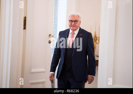 Berlin, Deutschland. 04 Dez, 2018. Bundespräsident Dr. Frank-Walter Steinmeier kommt zum Schloss Bellevue für die Verleihung des Verdienstordens der Bundesrepublik Deutschland. Unter dem Motto "Zukunft braucht Erinnerung", Bundespräsident Steinmeier Insgesamt 14 Frauen und 14 Männer für ihr herausragendes Engagement für die Kultur des Erinnerns und Gedenkens in Deutschland mit dem Bundesverdienstkreuz anlässlich des Ehrenamt Tag geehrt. Quelle: Bernd von Jutrczenka/dpa/Alamy leben Nachrichten Stockfoto