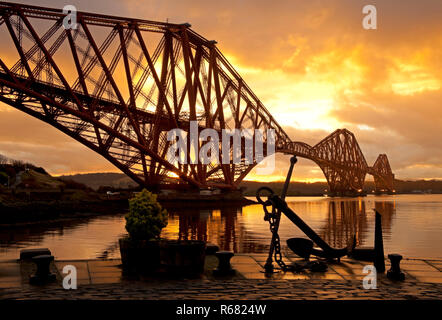 Forth Rail Bridge, North Queensferry, Fife, Schottland, Großbritannien. 4. Dez, 2018. Wetter, Blick auf South Queensferry eine dramatische Bunte sunrise Stockfoto