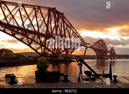 Forth Rail Bridge, North Queensferry, Fife, Schottland, Großbritannien. 4. Dez, 2018. Wetter, Blick auf South Queensferry eine dramatische Bunte sunrise Stockfoto