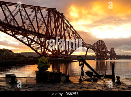 Forth Rail Bridge, North Queensferry, Fife, Schottland, Großbritannien. 4. Dez, 2018. Wetter, Blick auf South Queensferry eine dramatische Bunte sunrise Stockfoto