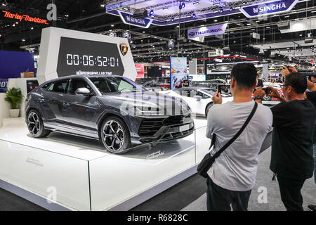 Bangkok, Thailand. 4. Dez, 2018. Menschen besuchen die Thailand International Motor Expo in Bangkok, Thailand, Dez. 4, 2018 2018. Die Thailand International Motor Expo 2018 war an der Auswirkung Messegelände vom Nov. 29 bis Dez. 10 gehalten. Credit: Zhang Keren/Xinhua/Alamy leben Nachrichten Stockfoto