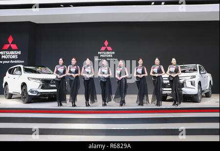 Bangkok, Thailand. 4. Dez, 2018. Modelle zeigen Autos während der Thailand International Motor Expo 2018 in Bangkok, Thailand, Dez. 4, 2018. Die Thailand International Motor Expo 2018 war an der Auswirkung Messegelände vom Nov. 29 bis Dez. 10 gehalten. Credit: Zhang Keren/Xinhua/Alamy leben Nachrichten Stockfoto