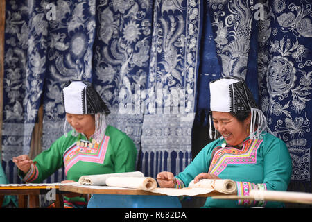 Rongjiang, Chinas Provinz Guizhou. 3 Dez, 2018. Die Dorfbewohner machen Wachs Malerarbeiten an Fencong Dorf in Sanjiang County im Rongjiang Bezirk Qiandongnan Miao und Dong Autonomen Präfektur, Südwesten Chinas Provinz Guizhou, Dez. 3, 2018. Credit: Wang Bingzhen/Xinhua/Alamy leben Nachrichten Stockfoto