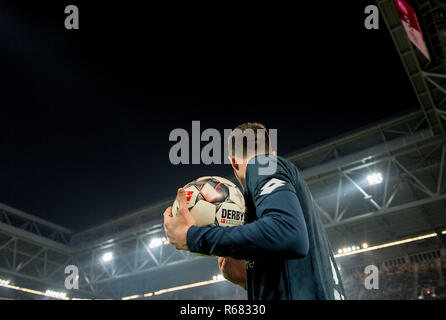 Funktion, ein Spieler, der den Ball in seine Arme, Kugel, Derbystar, Fußball 1. Fussballbundesliga, 13. Spieltag Fortuna Düsseldorf (D) - FSV FSV FSV Mainz 05 (MZ) 0:1, am 30.11.2018 in Düsseldorf/Deutschland. ##DFL-Bestimmungen verbieten die Verwendung von Fotografien als Bildsequenzen und/oder quasi-Video## | Verwendung weltweit Stockfoto