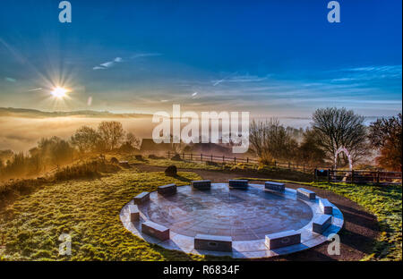 Wirksworth, UK. 03 Dez, 2018. UK Wetter: spektakulären Sonnenaufgang mit Cloud Inversion im Star-CD oben Wirksworth in der Derbyshire Dales, Peak District National Park Credit: Doug Blane/Alamy leben Nachrichten Stockfoto