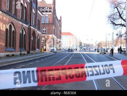 Brandenburg, Frankfurt (Oder), Deutschland. 4. Dez 2018. Ein Polizei Absperrband blockiert den Zugriff auf die Post Gebäude im Zentrum der Stadt. Die Hauptpost in Frankfurt (Oder) wurde wegen einer Bombendrohung evakuiert. Foto: Christian Budschigk/dpa-Zentralbild/dpa Quelle: dpa Picture alliance/Alamy leben Nachrichten Stockfoto