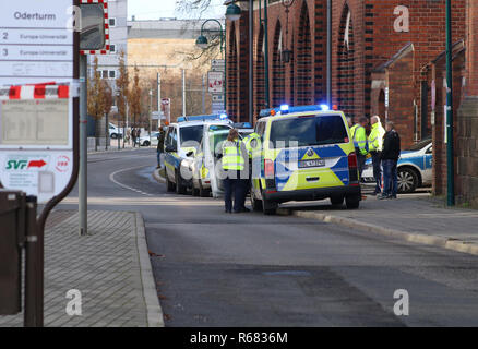 Brandenburg, Frankfurt (Oder), Deutschland. 4. Dez 2018. Polizei blockieren den Zugriff auf die Post Gebäude im Zentrum der Stadt. Die Hauptpost in Frankfurt (Oder) wurde wegen einer Bombendrohung evakuiert. Foto: Christian Budschigk/dpa-Zentralbild/dpa Quelle: dpa Picture alliance/Alamy leben Nachrichten Stockfoto
