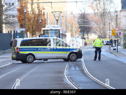 Brandenburg, Frankfurt (Oder), Deutschland. 4. Dez 2018. Polizei blockieren den Zugriff auf die Post Gebäude im Zentrum der Stadt. Die Hauptpost in Frankfurt (Oder) wurde wegen einer Bombendrohung evakuiert. Foto: Christian Budschigk/dpa-Zentralbild/dpa Quelle: dpa Picture alliance/Alamy leben Nachrichten Stockfoto