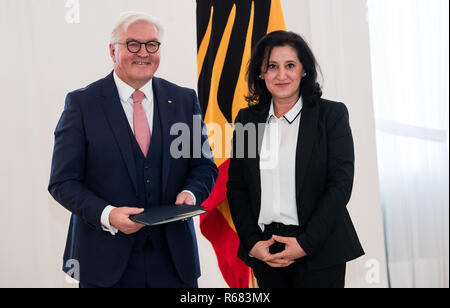 Berlin, Deutschland. 04 Dez, 2018. Bundespräsident Dr. Frank-Walter Steinmeier verleiht den Verdienstorden der Bundesrepublik Deutschland Gülaynur Kanaat Uzun aus Berlin. Unter dem Motto "Zukunft braucht Erinnerung", Bundespräsident Steinmeier Insgesamt 14 Frauen und 14 Männer für ihr herausragendes Engagement für die Kultur des Erinnerns und Gedenkens in Deutschland mit dem Bundesverdienstkreuz anlässlich des Ehrenamt Tag geehrt. Quelle: Bernd von Jutrczenka/dpa/Alamy leben Nachrichten Stockfoto