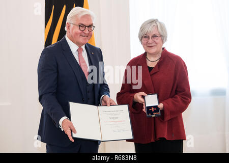 Berlin, Deutschland. 04 Dez, 2018. Bundespräsident Dr. Frank-Walter Steinmeier verleiht den Verdienstorden der Bundesrepublik Deutschland an Gisela Bock aus Berlin. Unter dem Motto "Zukunft braucht Erinnerung", Bundespräsident Steinmeier Insgesamt 14 Frauen und 14 Männer für ihr herausragendes Engagement für die Kultur des Erinnerns und Gedenkens in Deutschland mit dem Bundesverdienstkreuz anlässlich des Ehrenamt Tag geehrt. Quelle: Bernd von Jutrczenka/dpa/Alamy leben Nachrichten Stockfoto