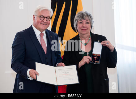 Berlin, Deutschland. 04 Dez, 2018. Bundespräsident Dr. Frank-Walter Steinmeier verleiht den Verdienstorden der Bundesrepublik Deutschland an Sabine Hering aus Potsdam (Brandenburg). Unter dem Motto "Zukunft braucht Erinnerung", Bundespräsident Steinmeier Insgesamt 14 Frauen und 14 Männer für ihr herausragendes Engagement für die Kultur des Erinnerns und Gedenkens in Deutschland mit dem Bundesverdienstkreuz anlässlich des Ehrenamt Tag geehrt. Quelle: Bernd von Jutrczenka/dpa/Alamy leben Nachrichten Stockfoto