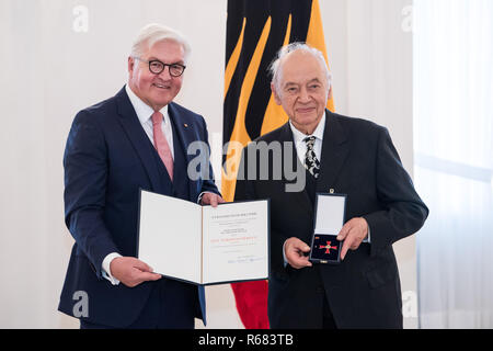 Berlin, Deutschland. 04 Dez, 2018. Bundespräsident Dr. Frank-Walter Steinmeier verleiht den Verdienstorden der Bundesrepublik Deutschland an Christoph Müller aus Berlin. Unter dem Motto "Zukunft braucht Erinnerung", Bundespräsident Steinmeier Insgesamt 14 Frauen und 14 Männer für ihr herausragendes Engagement für die Kultur des Erinnerns und Gedenkens in Deutschland mit dem Bundesverdienstkreuz anlässlich des Ehrenamt Tag geehrt. Quelle: Bernd von Jutrczenka/dpa/Alamy leben Nachrichten Stockfoto