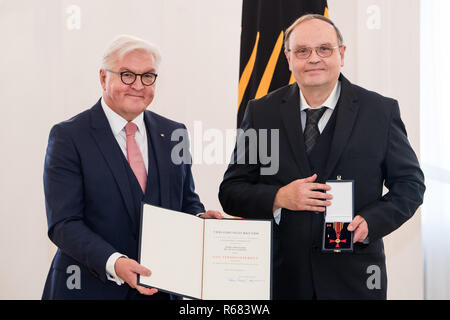 Berlin, Deutschland. 04 Dez, 2018. Bundespräsident Dr. Frank-Walter Steinmeier verleiht den Verdienstorden der Bundesrepublik Deutschland Detlef Lehnert aus Berlin. Unter dem Motto "Zukunft braucht Erinnerung", Bundespräsident Steinmeier Insgesamt 14 Frauen und 14 Männer für ihr herausragendes Engagement für die Kultur des Erinnerns und Gedenkens in Deutschland mit dem Bundesverdienstkreuz anlässlich des Ehrenamt Tag geehrt. Quelle: Bernd von Jutrczenka/dpa/Alamy leben Nachrichten Stockfoto