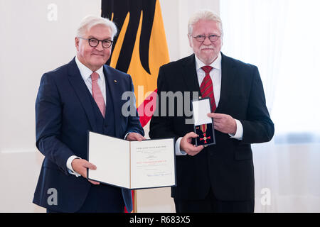 Berlin, Deutschland. 04 Dez, 2018. Bundespräsident Dr. Frank-Walter Steinmeier verleiht den Verdienstorden der Bundesrepublik Deutschland Lothar Tautz aus Erkner (Brandenburg). Unter dem Motto "Zukunft braucht Erinnerung", Bundespräsident Steinmeier Insgesamt 14 Frauen und 14 Männer für ihr herausragendes Engagement für die Kultur des Erinnerns und Gedenkens in Deutschland mit dem Bundesverdienstkreuz anlässlich des Ehrenamt Tag geehrt. Quelle: Bernd von Jutrczenka/dpa/Alamy leben Nachrichten Stockfoto