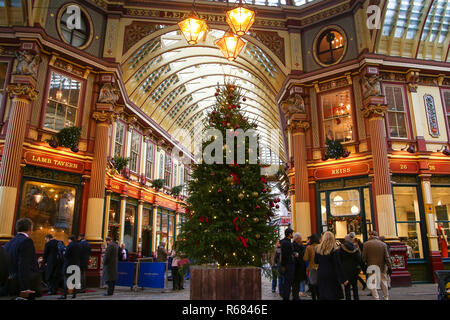 Leadenhall Market. London, Großbritannien, 4. Dezember 2018 - ein Weihnachtsbaum und Dekorationen rund um das Zentrum von Leadenhall Market. Leadenhall Market ist eine der ältesten Markt in der Stadt, aus dem 14. Jahrhundert. Credit: Dinendra Haria/Alamy leben Nachrichten Stockfoto