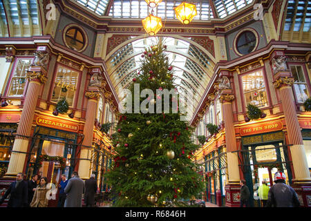 Leadenhall Market. London, Großbritannien, 4. Dezember 2018 - ein Weihnachtsbaum und Dekorationen rund um das Zentrum von Leadenhall Market. Leadenhall Market ist eine der ältesten Markt in der Stadt, aus dem 14. Jahrhundert. Credit: Dinendra Haria/Alamy leben Nachrichten Stockfoto