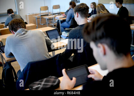28. November 2018, Berlin, Neustrelitz: Studenten des Carolinum High School arbeiten mit iPads im Mathematikunterricht. Foto: Britta Pedersen/dpa-Zentralbild/ZB Stockfoto
