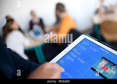 28. November 2018, Berlin, Neustrelitz: Schüler am Gymnasium Carolinum in Neustrelitz mit iPads in ihren Unterricht. Foto: Britta Pedersen/dpa-Zentralbild/ZB Stockfoto