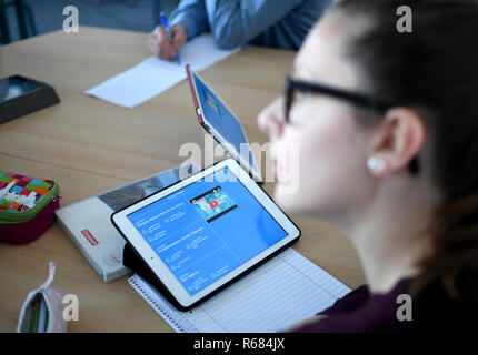 28. November 2018, Berlin, Neustrelitz: ein Schüler am Carolinum Gymnasium arbeitet mit einem iPad in der englischen Kategorie. Foto: Britta Pedersen/dpa-Zentralbild/ZB Stockfoto