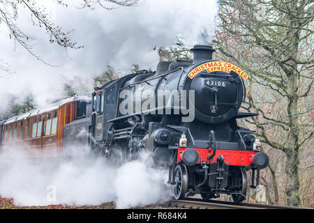 Bewdley, Großbritannien. Dezember 2018. Die erste Schulfahrt der Severn Valley Railway, Christmas Cracker Express, findet heute statt, und Hunderte von Kindern aus dem gesamten County fahren mit der Dampfeisenbahn Santa Express auf dieser historischen Eisenbahnlinie, um Father Christmas auf der Fahrt zwischen Kidderminster und Highley zu sehen. Die Vorderseite der klassischen Dampflok 43106 ist auf der Bahntrasse zu sehen und durch die britische Winterlandschaft zu schaufeln. Credit: Lee Hudson/Alamy Live News Stockfoto