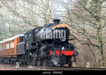 Bewdley, Großbritannien. Dezember 2018. Die erste Schulfahrt der Severn Valley Railway, Christmas Cracker Express, findet heute statt, und Hunderte von Kindern aus dem gesamten County fahren mit der Dampfeisenbahn Santa Express auf dieser historischen Eisenbahnlinie, um Father Christmas auf der Fahrt zwischen Kidderminster und Highley zu sehen. Die Vorderseite der klassischen Dampflok 43106 ist auf der Bahntrasse zu sehen, die durch die britische Winterlandschaft führt. Credit: Lee Hudson/Alamy Live News Stockfoto