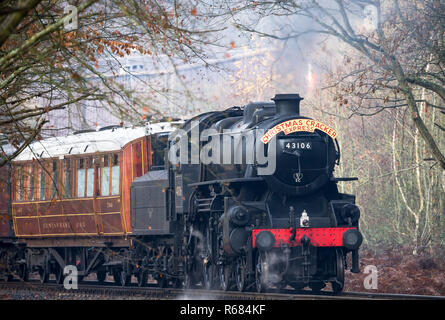 Bewdley, Großbritannien. Dezember 2018. Die erste Schulfahrt der Severn Valley Railway, Christmas Cracker Express, findet heute statt, und Hunderte von Kindern aus dem gesamten County fahren mit der Dampfeisenbahn Santa Express auf dieser historischen Eisenbahnlinie, um Father Christmas auf der Fahrt zwischen Kidderminster und Highley zu sehen. Die Vorderseite der Oldtimer Dampflok 43106 ist auf der Bahntrasse nahend zu sehen. Credit: Lee Hudson/Alamy Live News Stockfoto