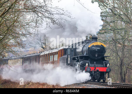 Bewdley, Großbritannien. Dezember 2018. Die erste Schulfahrt der Severn Valley Railway, Christmas Cracker Express, findet heute statt, und Hunderte von Kindern aus dem gesamten County fahren mit der Dampfeisenbahn Santa Express auf dieser historischen Eisenbahnlinie, um Father Christmas auf der Fahrt zwischen Kidderminster und Highley zu sehen. Die Vorderseite der klassischen Dampflok 43106 ist auf der Bahntrasse zu sehen und durch die britische Winterlandschaft zu schaufeln. Credit: Lee Hudson/Alamy Live News Stockfoto