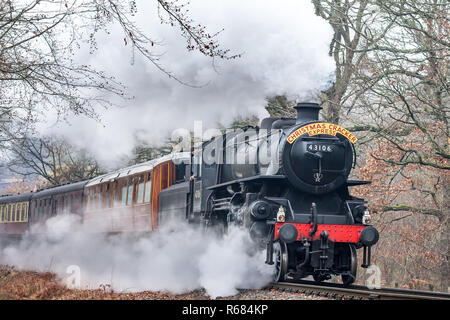 Bewdley, Großbritannien. Dezember 2018. Die erste Schulfahrt der Severn Valley Railway, Christmas Cracker Express, findet heute statt, und Hunderte von Kindern aus dem gesamten County fahren mit der Dampfeisenbahn Santa Express auf dieser historischen Eisenbahnlinie, um Father Christmas auf der Fahrt zwischen Kidderminster und Highley zu sehen. Die Vorderseite der klassischen Dampflok 43106 ist auf der Bahntrasse zu sehen und durch die britische Winterlandschaft zu schaufeln. Credit: Lee Hudson/Alamy Live News Stockfoto