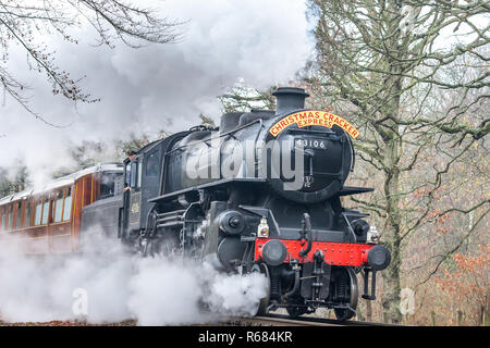 Bewdley, Großbritannien. Dezember 2018. Die erste Schulfahrt der Severn Valley Railway, Christmas Cracker Express, findet heute statt, und Hunderte von Kindern aus dem gesamten County fahren mit der Dampfeisenbahn Santa Express auf dieser historischen Eisenbahnlinie, um Father Christmas auf der Fahrt zwischen Kidderminster und Highley zu sehen. Die Vorderseite der klassischen Dampflok 43106 ist auf der Bahntrasse zu sehen und durch die britische Winterlandschaft zu schaufeln. Credit: Lee Hudson/Alamy Live News Stockfoto