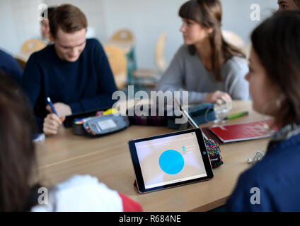 28. November 2018, Berlin, Neustrelitz: Schüler am Gymnasium Carolinum in Neustrelitz mit iPads in ihren Unterricht. Foto: Britta Pedersen/dpa-Zentralbild/ZB Stockfoto