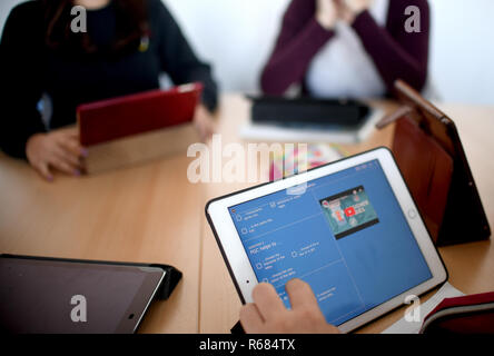 28. November 2018, Berlin, Neustrelitz: ein Schüler am Carolinum Gymnasium arbeitet mit einem iPad in der englischen Kategorie. Foto: Britta Pedersen/dpa-Zentralbild/ZB Stockfoto